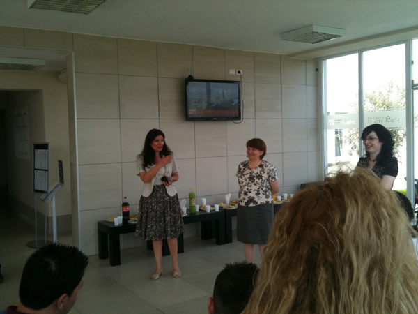 Takim me diplomantët Bachelor në Kampusin 2 të Universitetit 