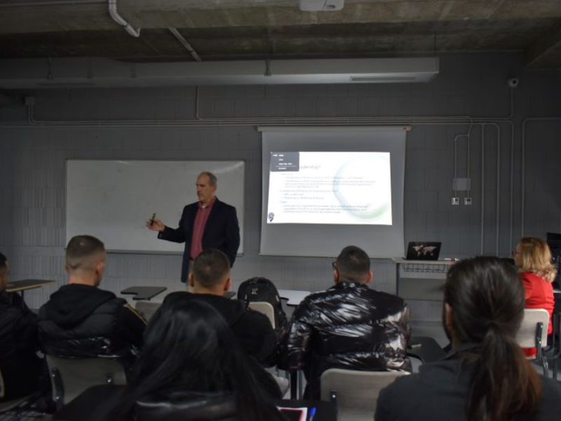 UniBA leksion të hapur me ekspertin amerikan Dan Biles