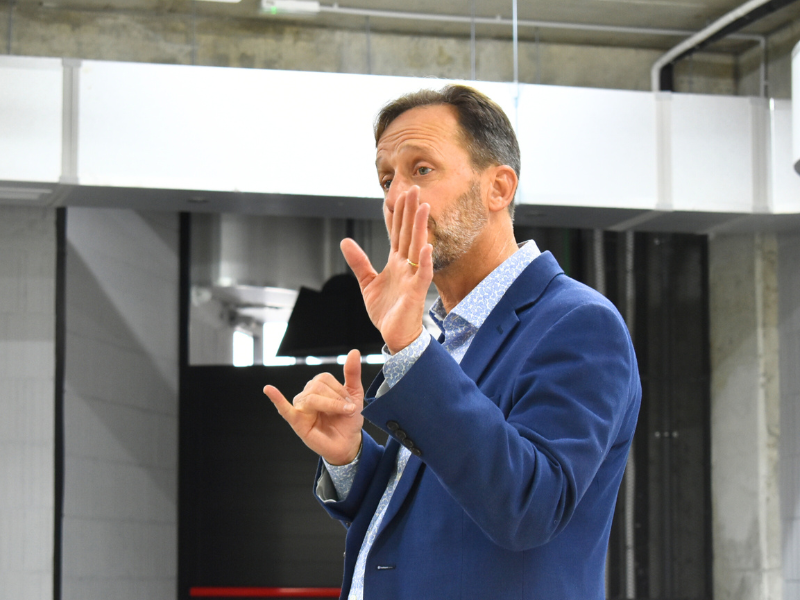 Sipërmarrësi global ndan përvojën e tij me studentët e UniBA