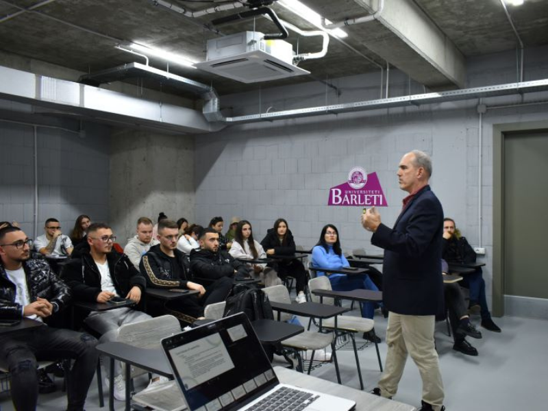 UniBA leksion të hapur me ekspertin amerikan Dan Biles