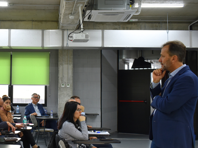 Sipërmarrësi global ndan përvojën e tij me studentët e UniBA