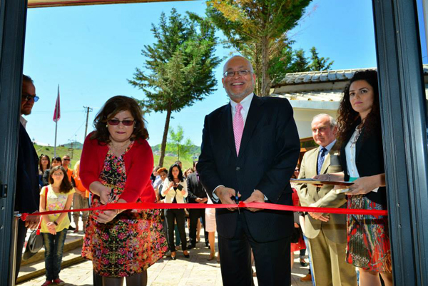 Ambasadori Alexander A. Arvizu, inaguroi Qendrën Informative të Arsimit Amerikan në Shqipëri