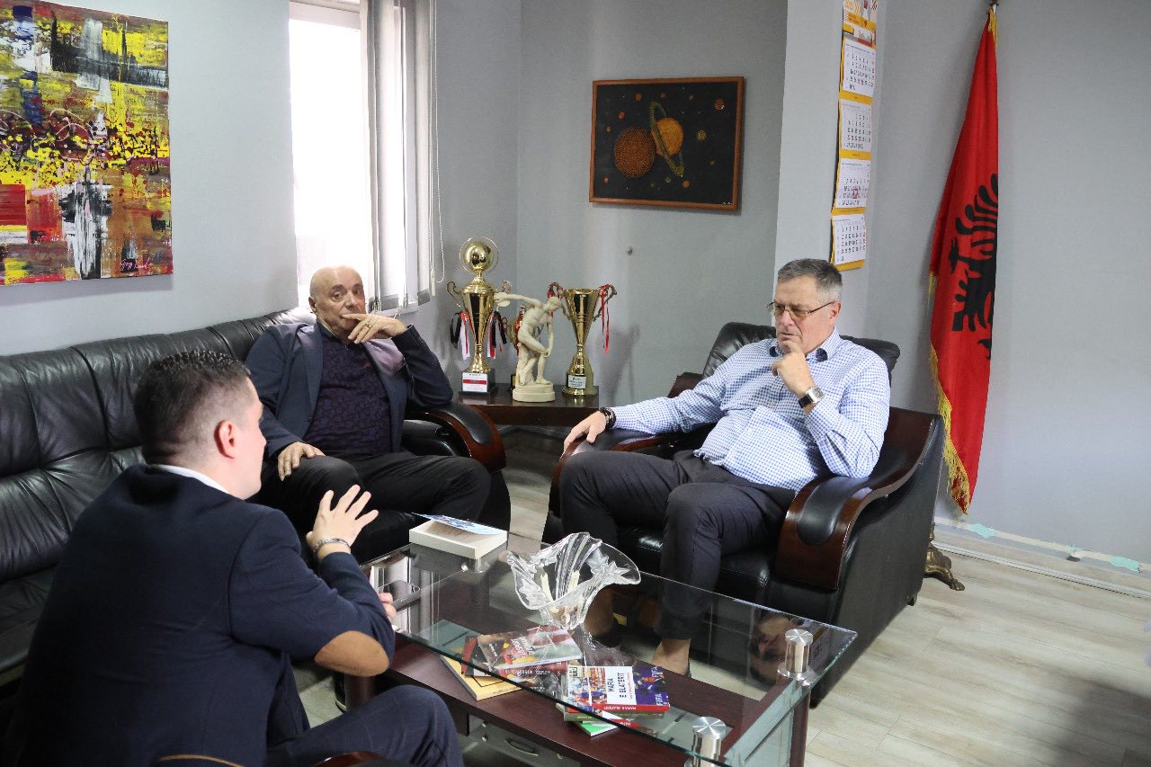 Presidenti i Federatës Shqiptare të Basketbollit, z. Avni Ponari, zhvilloi një vizitë në Universitetin Barleti, ku u prit nga prorektori, z. Artan Shytaj.