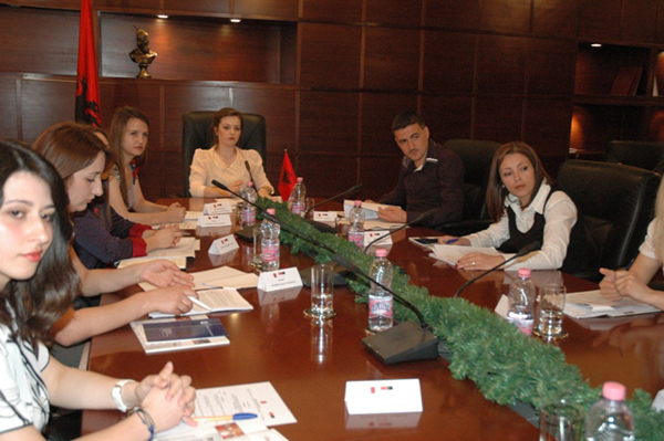 Studentët Anisa Elezi dhe Artur Prenga në KLD