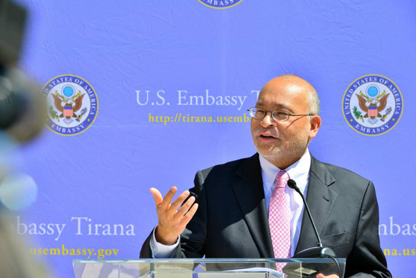 Ambasadori Alexander A. Arvizu, inaguroi Qendrën Informative të Arsimit Amerikan në Shqipëri