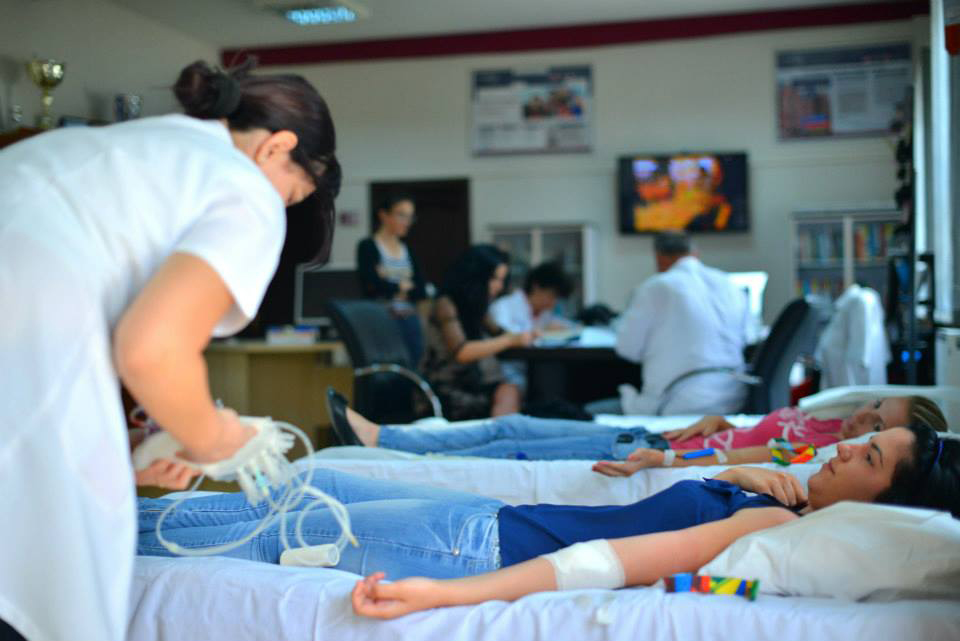 Barletasit dhurojnë gjak nëpërmjet Kryqit të Kuq Shqiptar