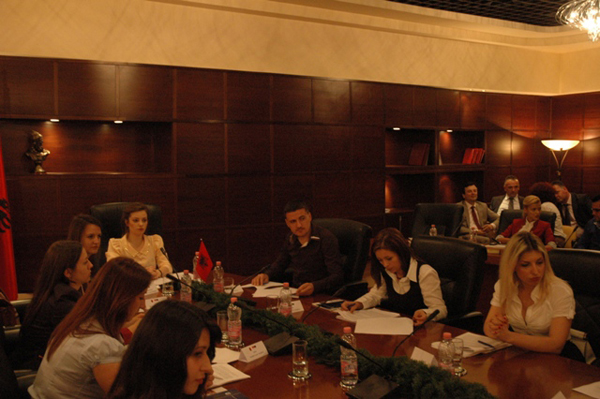 Studentët Anisa Elezi dhe Artur Prenga në KLD