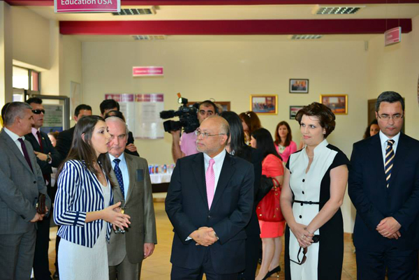 Ambasadori Alexander A. Arvizu, inaguroi Qendrën Informative të Arsimit Amerikan në Shqipëri