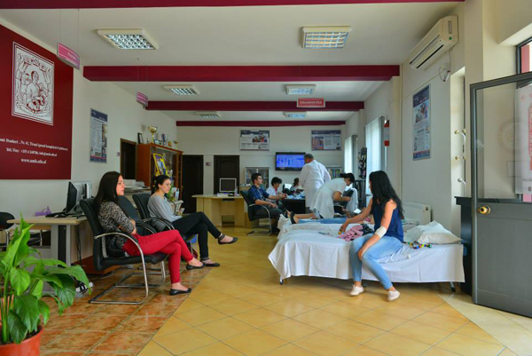 Barletasit dhurojnë gjak nëpërmjet Kryqit të Kuq Shqiptar