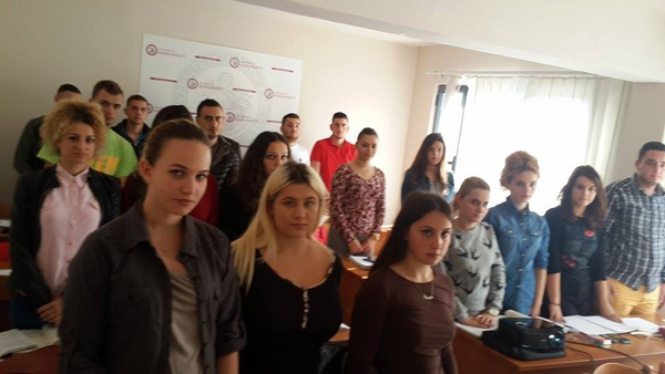1 MINUTë HESHTJE PëR VIKTIMAT E SULMEVE TERRORISTE Të NDODHURA Në PARIS!