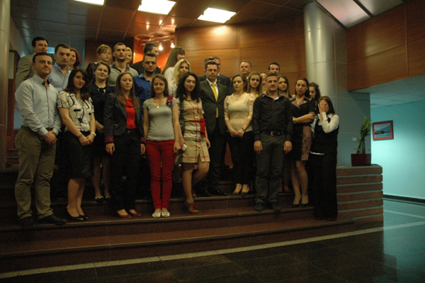 Studentët Anisa Elezi dhe Artur Prenga në KLD