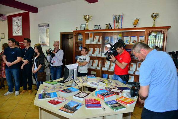 Ambasadori Alexander A. Arvizu, inaguroi Qendrën Informative të Arsimit Amerikan në Shqipëri