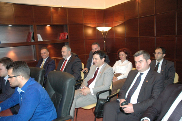 Studentët Anisa Elezi dhe Artur Prenga në KLD