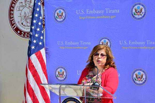 Ambasadori Alexander A. Arvizu, inaguroi Qendrën Informative të Arsimit Amerikan në Shqipëri