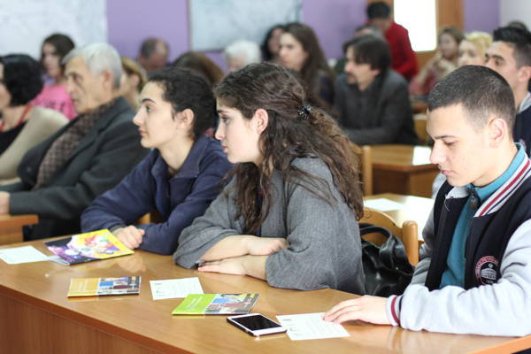 Promovimi i librit të parë me vizatime Manga" në "Universiteti Barleti"