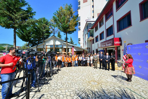 Ambasadori Alexander A. Arvizu, inaguroi Qendrën Informative të Arsimit Amerikan në Shqipëri