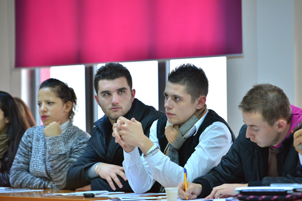 Forum i hapur me studentët e Universitetit "Barleti" për median online.