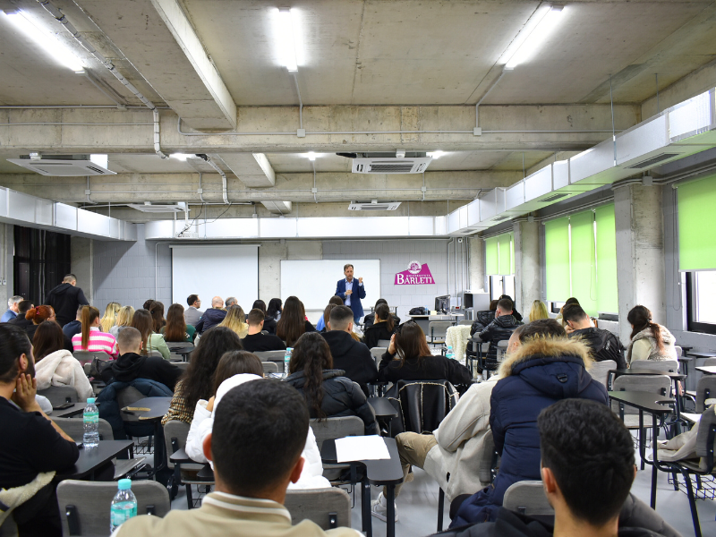 Sipërmarrësi global ndan përvojën e tij me studentët e UniBA