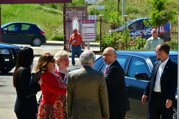 Ambasadori Alexander A. Arvizu, inaguroi Qendrën Informative të Arsimit Amerikan në Shqipëri