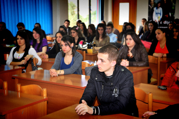 Prezantuesja e mirënjohur e Top Channel, Arbana Osmani në Universitetin Barleti