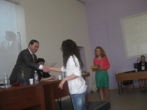 Studentja Zela Bilalaj fiton çmimin e tretë në konkursin me temë diskriminimin