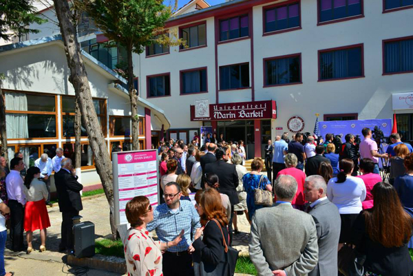 Ambasadori Alexander A. Arvizu, inaguroi Qendrën Informative të Arsimit Amerikan në Shqipëri