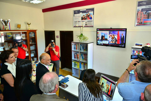 Ambasadori Alexander A. Arvizu, inaguroi Qendrën Informative të Arsimit Amerikan në Shqipëri