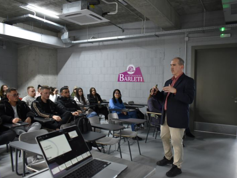 UniBA leksion të hapur me ekspertin amerikan Dan Biles