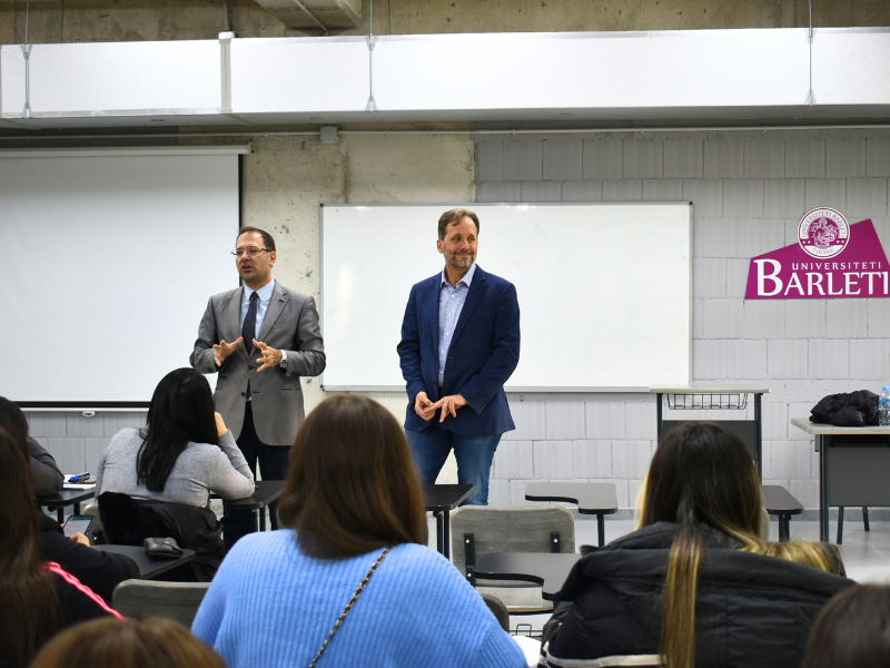 Sipërmarrësi global ndan përvojën e tij me studentët e UniBA