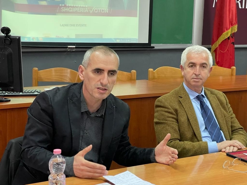 Tryezë e librit me temë : 