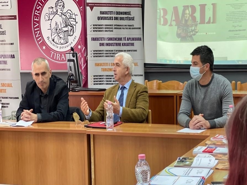 Tryezë e librit me temë : 