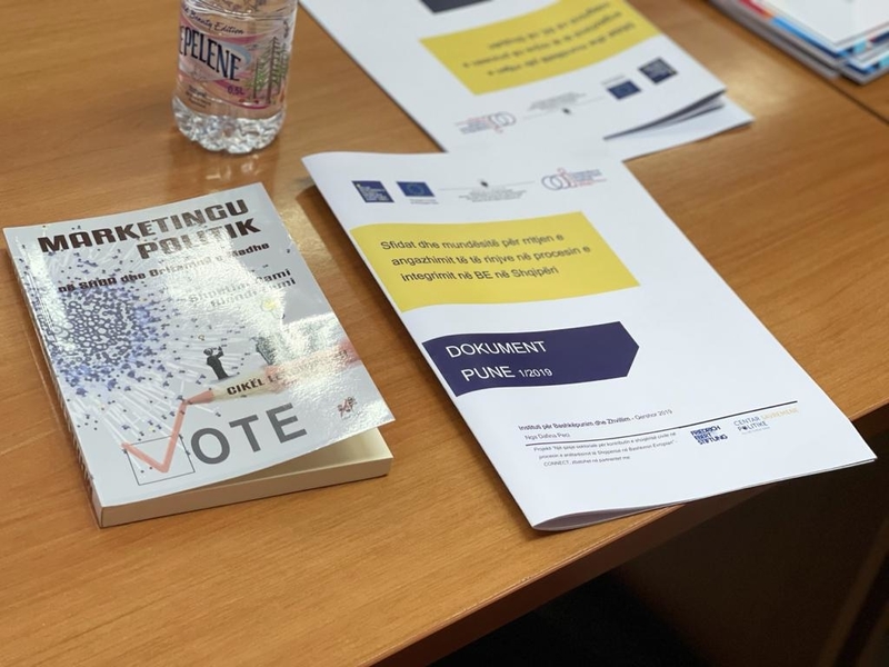 Tryezë e librit me temë : 