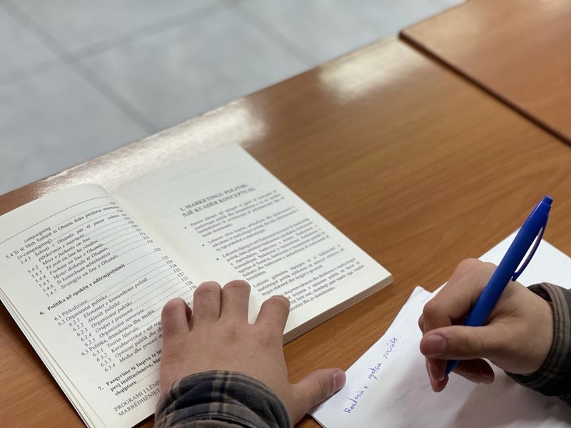 Tryezë e librit me temë : 