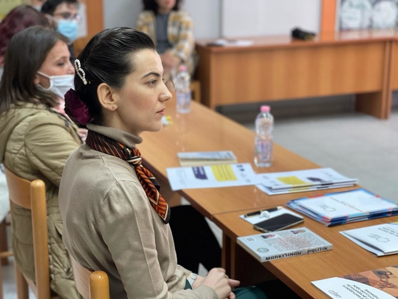 Tryezë e librit me temë : 