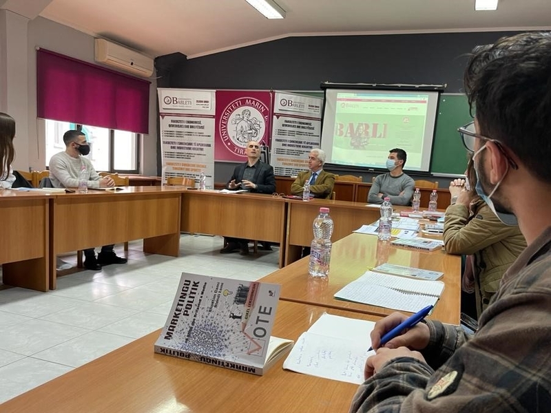 Tryezë e librit me temë : 