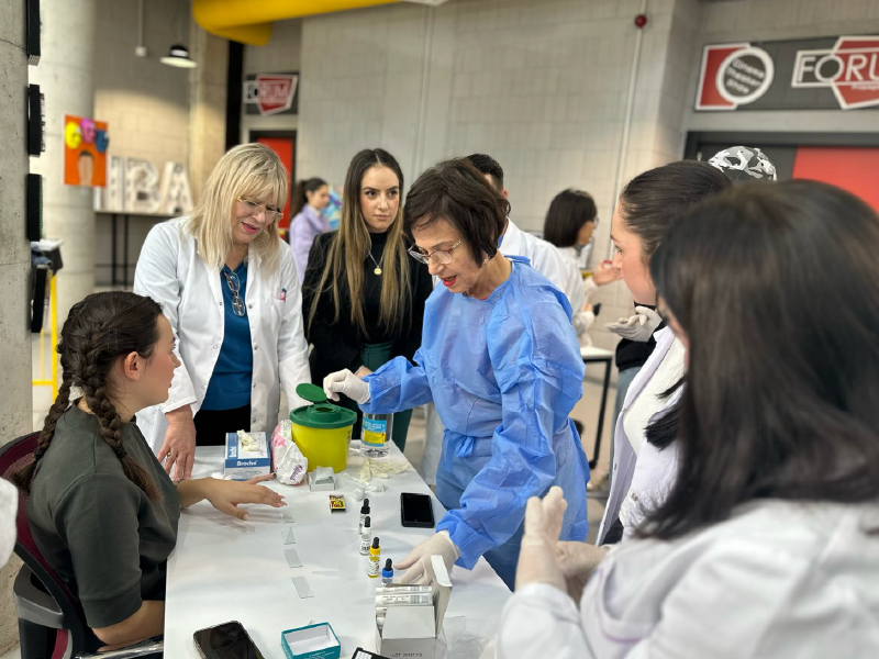 “Shëndeti për të gjithë”, studentët njihen me teknikat infermierore