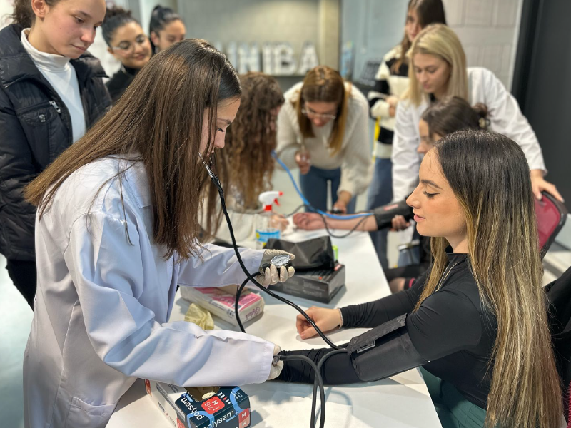 “Shëndeti për të gjithë”, studentët njihen me teknikat infermierore