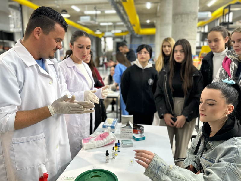 “Shëndeti për të gjithë”, studentët njihen me teknikat infermierore