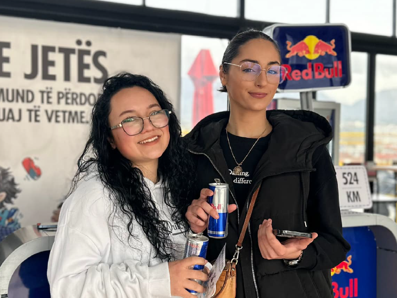 Alumnai dhe studentët Baletas bashkë në momente argëtuese 