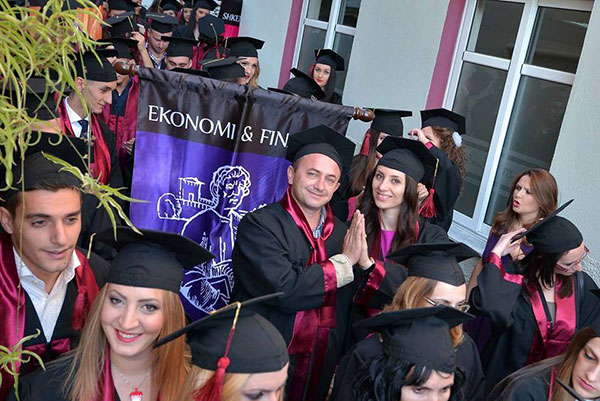 Ceremonia e Pestë e Diplomimit në UB