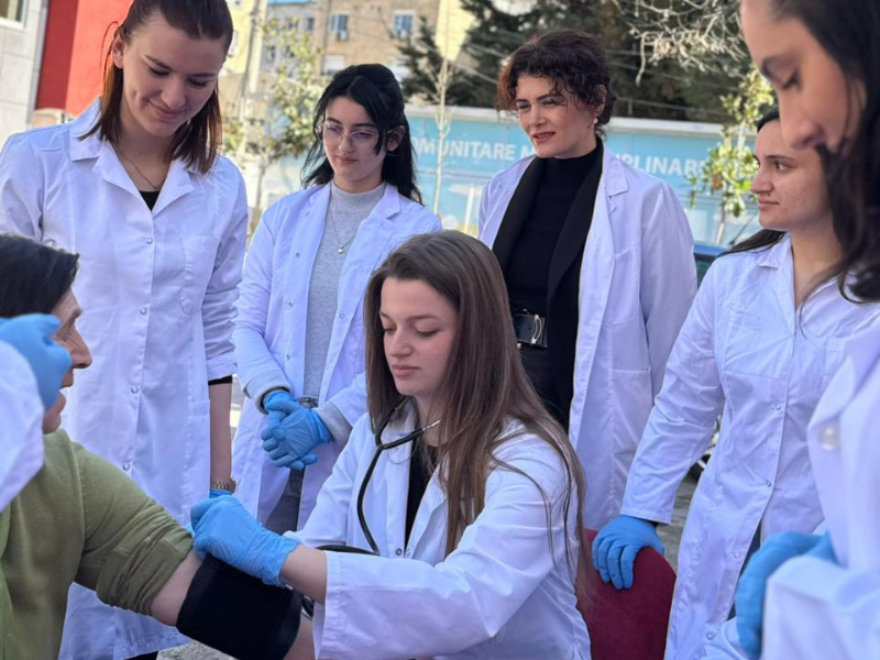 Nga auditorët në komunitet: Studentët e Infermierisë Barleti në veprim