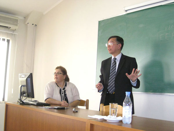 Z. Hubert Petit, ish zv. ambasador i BE-së në Tiranë mbajti një konferencë në Universitetin Barleti