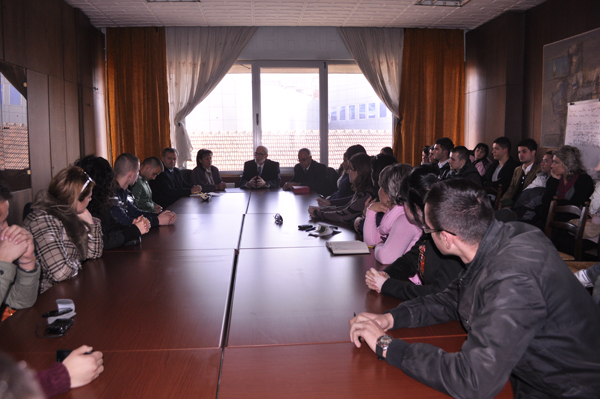 Studentet e UB takojne Prof. Rexhep Qosen gjate nje vizite ne Kosove