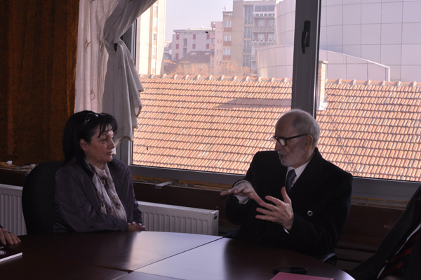 Studentet e UB takojne Prof. Rexhep Qosen gjate nje vizite ne Kosove