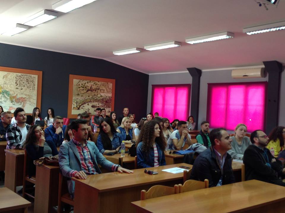 Klubi i Debatit Studentor diskuton për sistemin arsimor shqiptar.