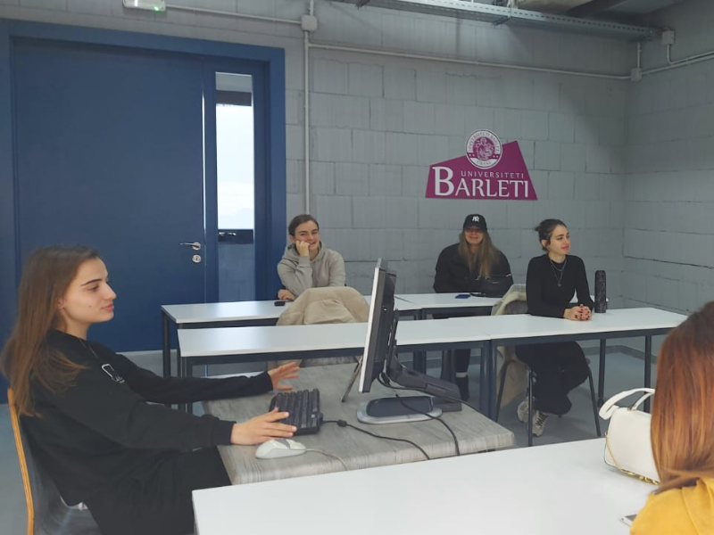 Prezantimet e punimeve të studentëve, viti III Marketing