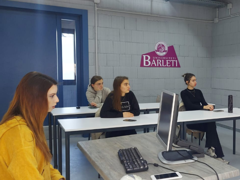 Prezantimet e punimeve të studentëve, viti III Marketing