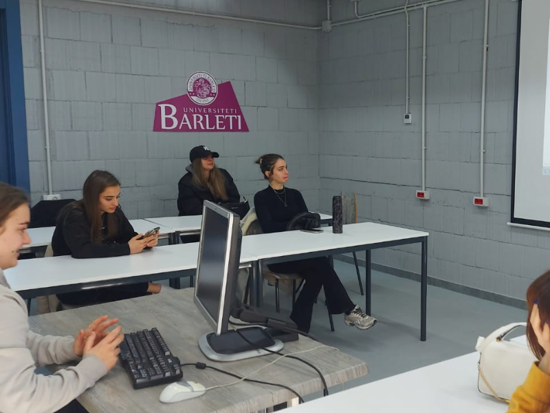 Prezantimet e punimeve të studentëve, viti III Marketing