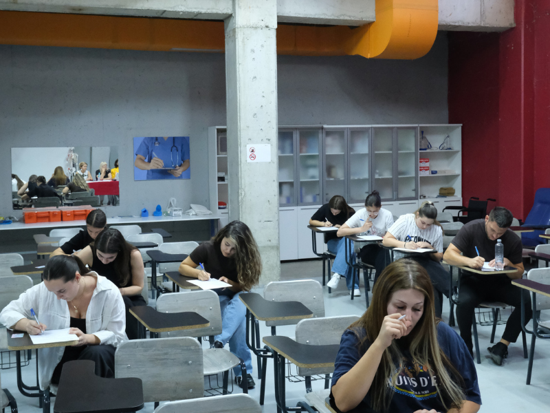 Studentët e Bachelorit në Infermieri përmbyllin me sukses mbrojtjen e diplomës