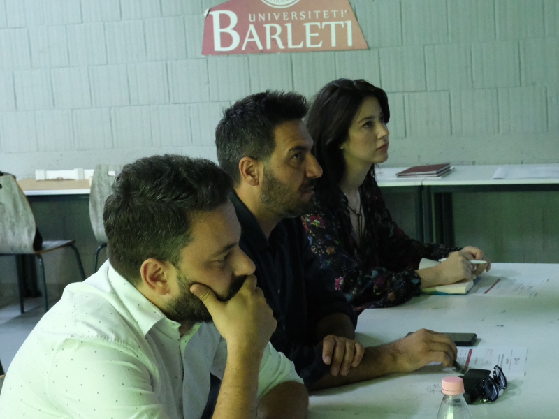 Studentët e programit Dizajn Interieri dhe Produkti prezantojnë temat e diplomës